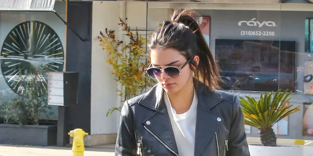 Pakai Outfit Ketat, Kendall Jenner Pamer Tindik di Daerah Pribadi Pakai Outfit Ketat, Kendall Jenner Pamer Tindik di Daerah Pribadi
