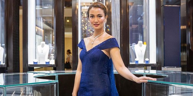 Wearing Billion Rupiah Diamond Jewelry, Atiqah Hasiholan Had to Be Guarded by Several Bodyguards