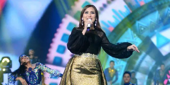 Pakai Rancangan Karya Ivan Gunawan, Ayu Ting Ting Percaya Diri