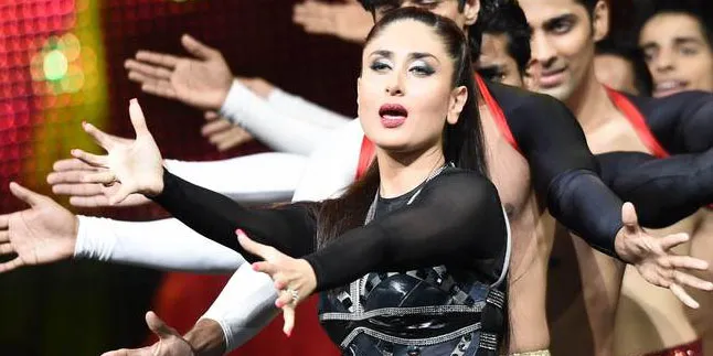 Pakai Ripped Jeans Bak ABG, Kareena Kapoor Bikin Pria Gagal Fokus Pakai Ripped Jeans Bak ABG, Kareena Kapoor Bikin Pria Gagal Fokus