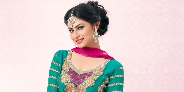 Pakai Rok Lebar Melayang, Mouni Roy Cantik Bak Cinderella