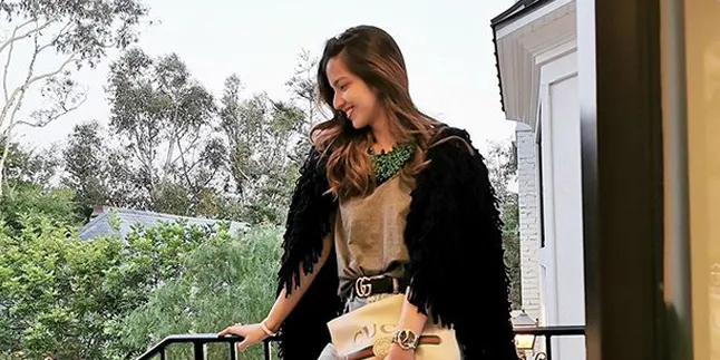 Pakai Rok Mini dan Crop Top, Nia Ramadhani Pamer Perut Rata di Amerika