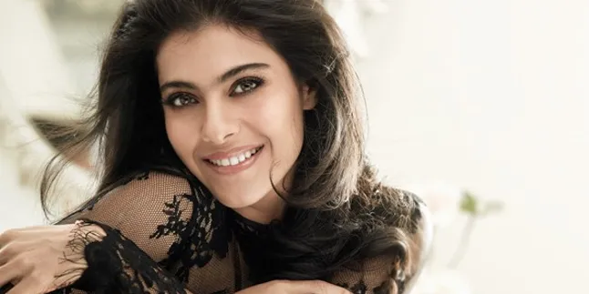 Pakai Rok Warna-Warni Segar, Kajol Cantik Bak Bunga Bermekaran