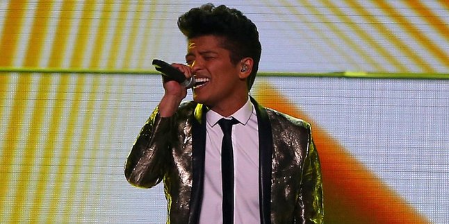 Pakai 'Roll Rambut' Emas, Bruno Mars Lebih Feminin!