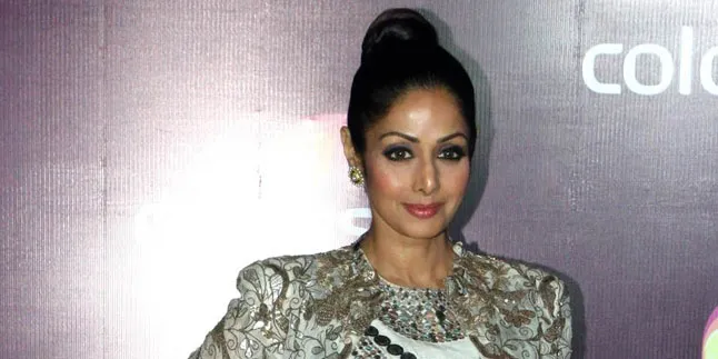 Pakai Sari Bertabur 'Emas' Mewah, Sridevi Tampil Elegan Bak Ratu