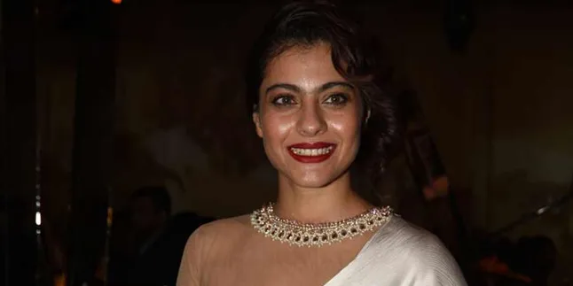 Pakai Sari Lengan Panjang Motif Floral, Kajol Cantik Menawan