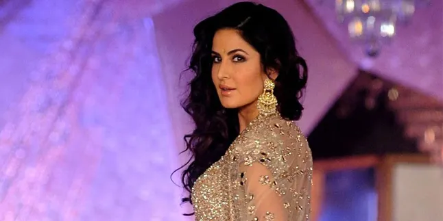 Pakai Sari Merah - Wajah Polos, Katrina Kaif Cantik Kebangetan Pakai Sari Merah - Wajah Polos, Katrina Kaif Cantik Kebangetan