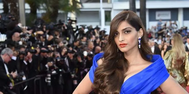 Pakai Sari 'Rawan Bencana', Sonam Kapoor Pamer Bagian Pribadi