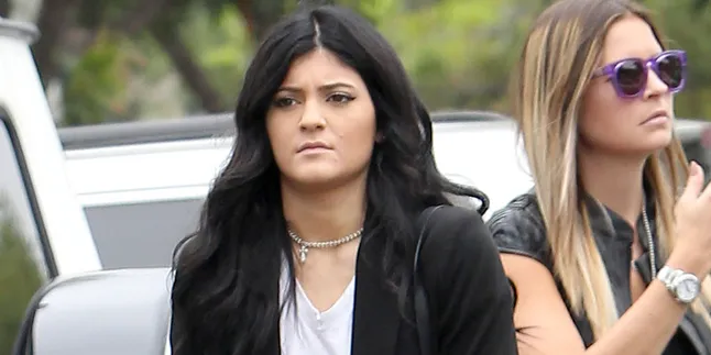 Pakai Sepatu Baru, Kylie Jenner Lupa Lepas Label Harga