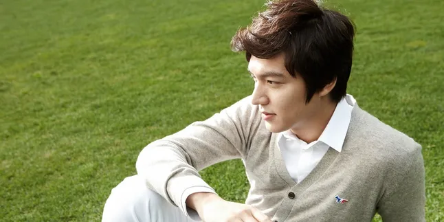 Pakai Sweater Hijau, Lee Min Ho Cute Banget Saat Hias Pohon Natal