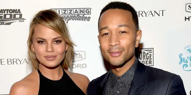 Pakai Swimsuit, Chrissy Teigen Tak Sengaja Pamerkan Area Intim