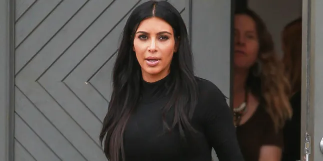 Pakai Swimsuit Seksi, Kim Kardashian Berpose Hot Menantang