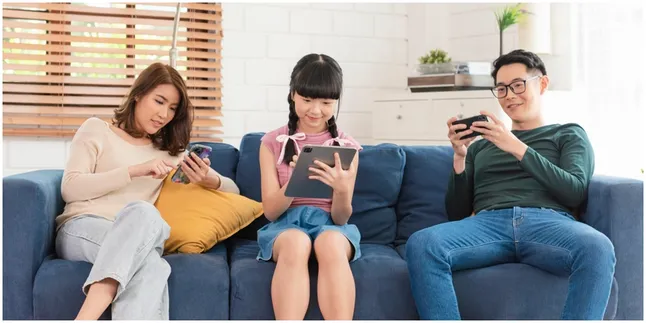 Paket Akrab, Solusi Internetan Keluarga Anti Bokek Selama di Rumah Aja Paket Akrab, Solusi Internetan Keluarga Anti Bokek Selama di Rumah Aja