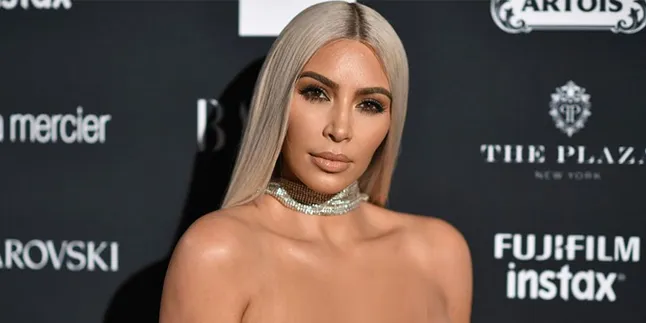 Pamer Abs Killer, Kim Kardashian Nekat Pose Topless di Instagram Pamer Abs Killer, Kim Kardashian Nekat Pose Topless di Instagram