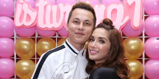 Pamer Alat Tes Kehamilan, Andhika Pratama Isyaratkan Ussy Sulistiawaty Hamil Lagi?