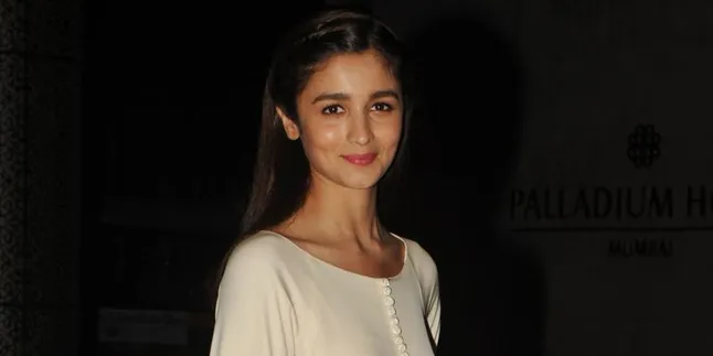 Pamer Belahan Bagian Pribadi, Alia Bhatt Menggoda Mata Para Pria