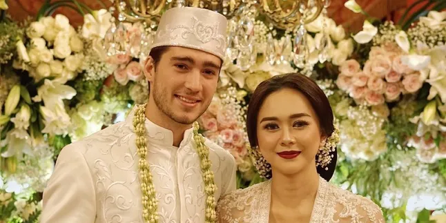 Pamer Buku Nikah, Aura Kasih Tulis Kalimat Romantis Untuk Suami Pamer Buku Nikah, Aura Kasih Tulis Kalimat Romantis Untuk Suami
