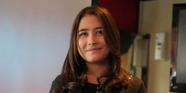 Pamer Cantik, Wajah Prilly Latuconsina Makin Mirip Chloe Moretz?
