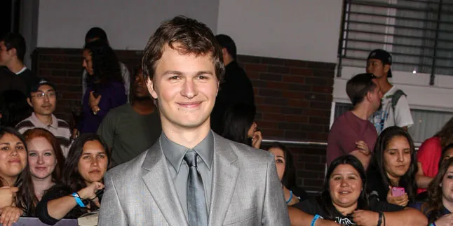 Pamer Chocolate Abs, Ansel Elgort Nikmati Liburan di Pulau Bali Pamer Chocolate Abs, Ansel Elgort Nikmati Liburan di Pulau Bali