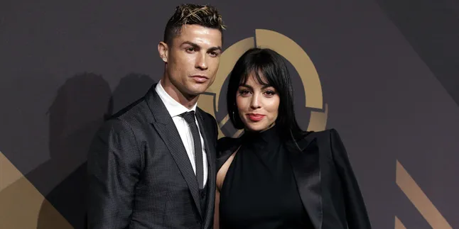 Pamer Cincin Berlian, Cristiano Ronaldo & Georgina Rodriguez Sudah Tunangan? Pamer Cincin Berlian, Cristiano Ronaldo & Georgina Rodriguez Sudah Tunangan?