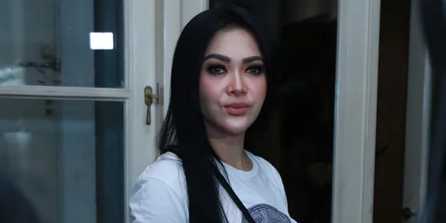 Pamer Cincin Berlian di Dalam Alpukat, Syahrini Dilamar di Belanda?