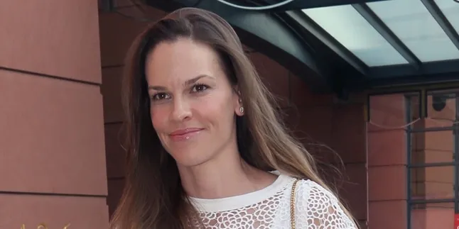 Pamer Cincin Zamrud, Hilary Swank Sudah Tunangan!