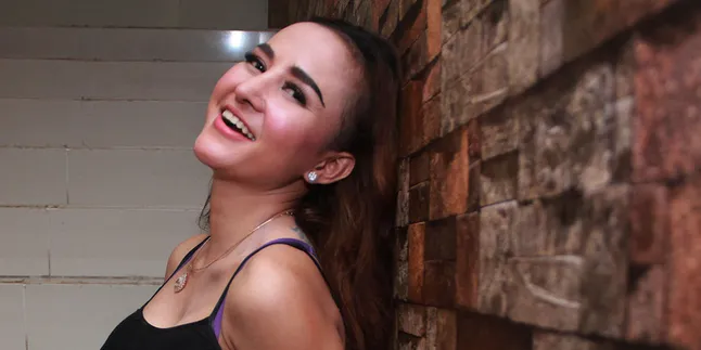 Pamer Foto di RS, Bibir Cynthiara Alona Tampak Sangat Berbeda Pamer Foto di RS, Bibir Cynthiara Alona Tampak Sangat Berbeda