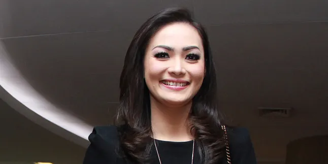 Pamer Foto Pelukan Mesra, Christy Jusung Sudah Punya Pacar Baru? Pamer Foto Pelukan Mesra, Christy Jusung Sudah Punya Pacar Baru?