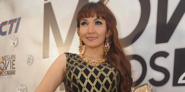 Pajang Kuku Bertahta Swarovski, Roro Fitria Disebut Pamer Harta