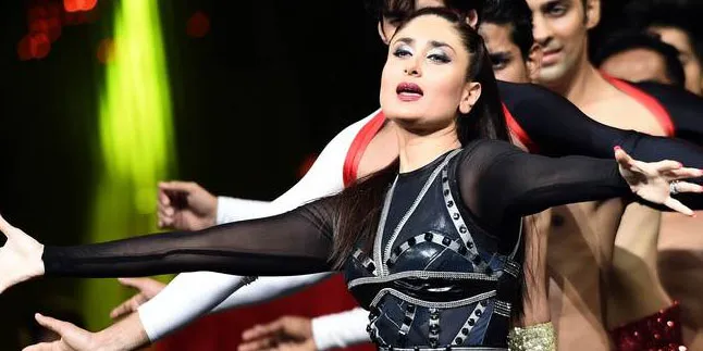 Pamer Lekuk Tubuh & Punggung, Kareena Kapoor Bikin Klepek-Klepek Pamer Lekuk Tubuh & Punggung, Kareena Kapoor Bikin Klepek-Klepek