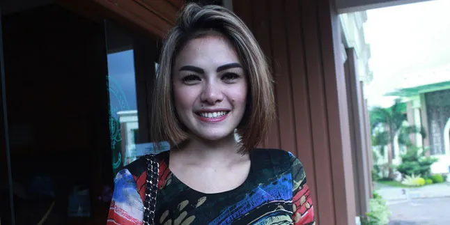 Pamer Nyali, Nikita Mirzani Renang Bareng Dua Hiu Besar