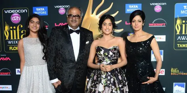 Pamer Perut Terbuka, Khushi Putri Cantik Sridevi Bikin Terpana