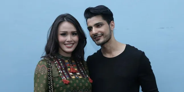 Pamer Pose Tidur Bareng Nita Sofiani, Vin Rana Tampil Super Hot