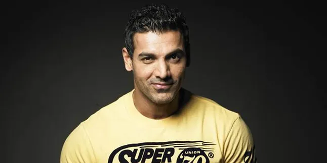Pamer Punggung Kekar, John Abraham Disebut Mirip Sapi