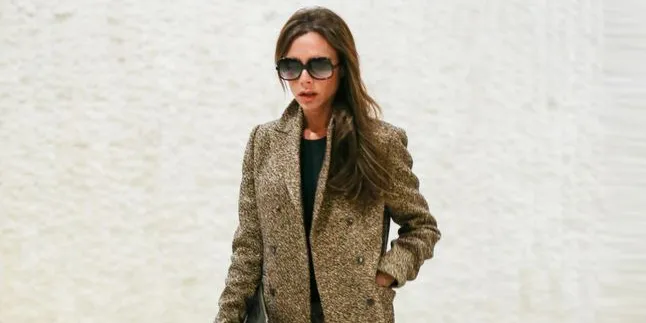 Pamer Rambut Baru, Victoria Beckham Tampil Stylish & Mencolok Pamer Rambut Baru, Victoria Beckham Tampil Stylish & Mencolok