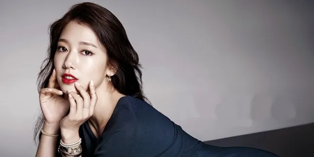 Pamer Rambut Berponi, Park Shin Hye Jadi Terlihat Lebih Muda