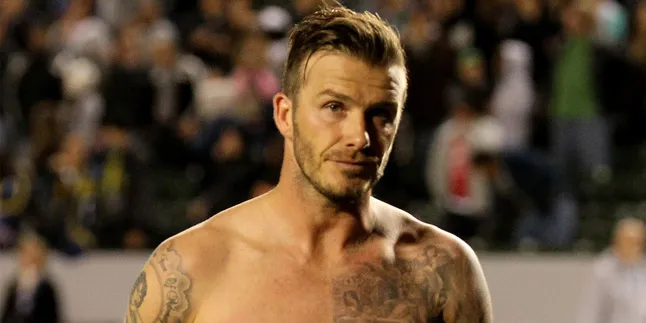Pamer Tendangan, David Beckham Malah Jatuh Terpeleset