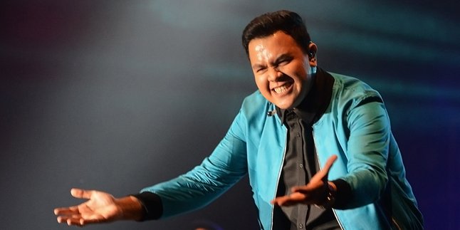 'Pamit' Pada Penonton, Tulus Hadirkan Cahaya Terang di Malang