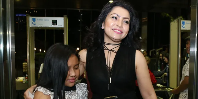 Pandai Main Piano, Khirani Trihatmodjo Iringi Mayangsari Bernyanyi