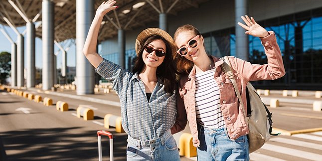 Women's Outfit Guide for a Stylish and Comfortable Airport Journey!