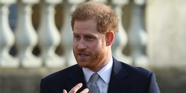 Prince Harry Caught Shopping Alone, Without Bodyguard & Wearing Simple Clothes Like Ordinary People