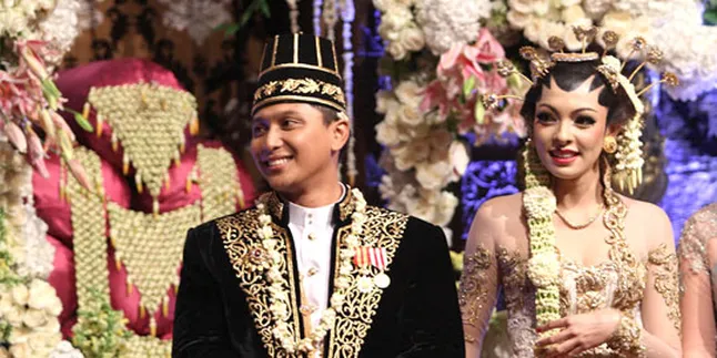 Pangeran Tedjo - Reisa Kartikasari Gelar Resepsi Pernikahan Pangeran Tedjo - Reisa Kartikasari Gelar Resepsi Pernikahan