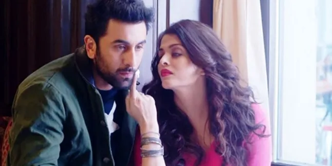 Pangku Aishwarya Rai, Ranbir Kapoor Bersandar Mesra di Leher Pangku Aishwarya Rai, Ranbir Kapoor Bersandar Mesra di Leher