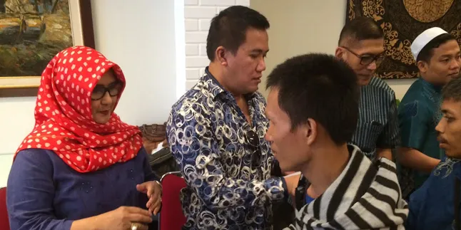 Pangky Suwito dan Yati Octavia Berbagi Dengan Ratusan Tuna Netra