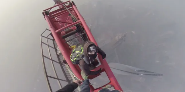 Panjat Tower Tertinggi di Cina Tanpa Pengaman, Bikin Merinding!