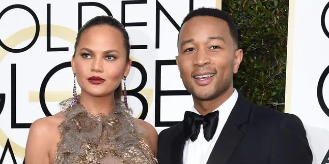 Paparazzi Sebut John Legend 'Monyet', Chrissy Teigen Curhat