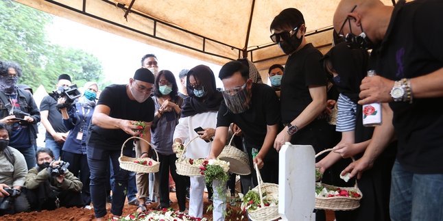 Colleagues and Friends Also Accompany the Funeral of Ivan Gunawan's Late Father to His Final Resting Place