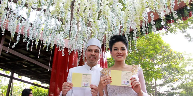 Para Selebritis Indonesia Yang Menikah di Bulan Oktober Para Selebritis Indonesia Yang Menikah di Bulan Oktober