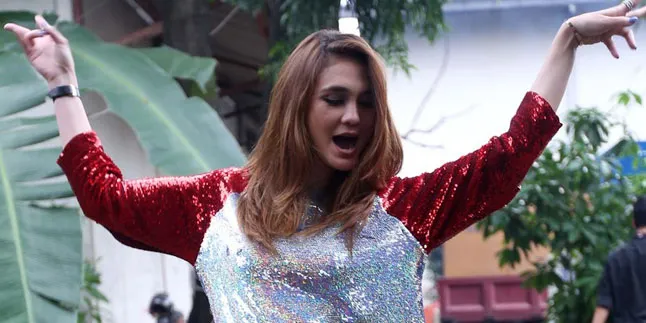 Parah Nih, Model Rambut Luna Maya Disebut Mirip Dijah Yellow Parah Nih, Model Rambut Luna Maya Disebut Mirip Dijah Yellow