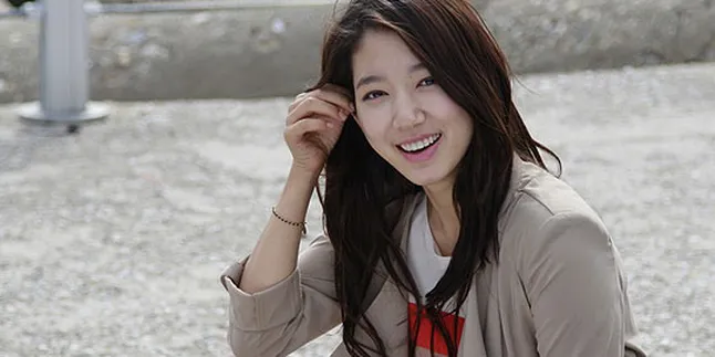 Park Shin Hye Tegaskan Tak Pernah Operasi Plastik